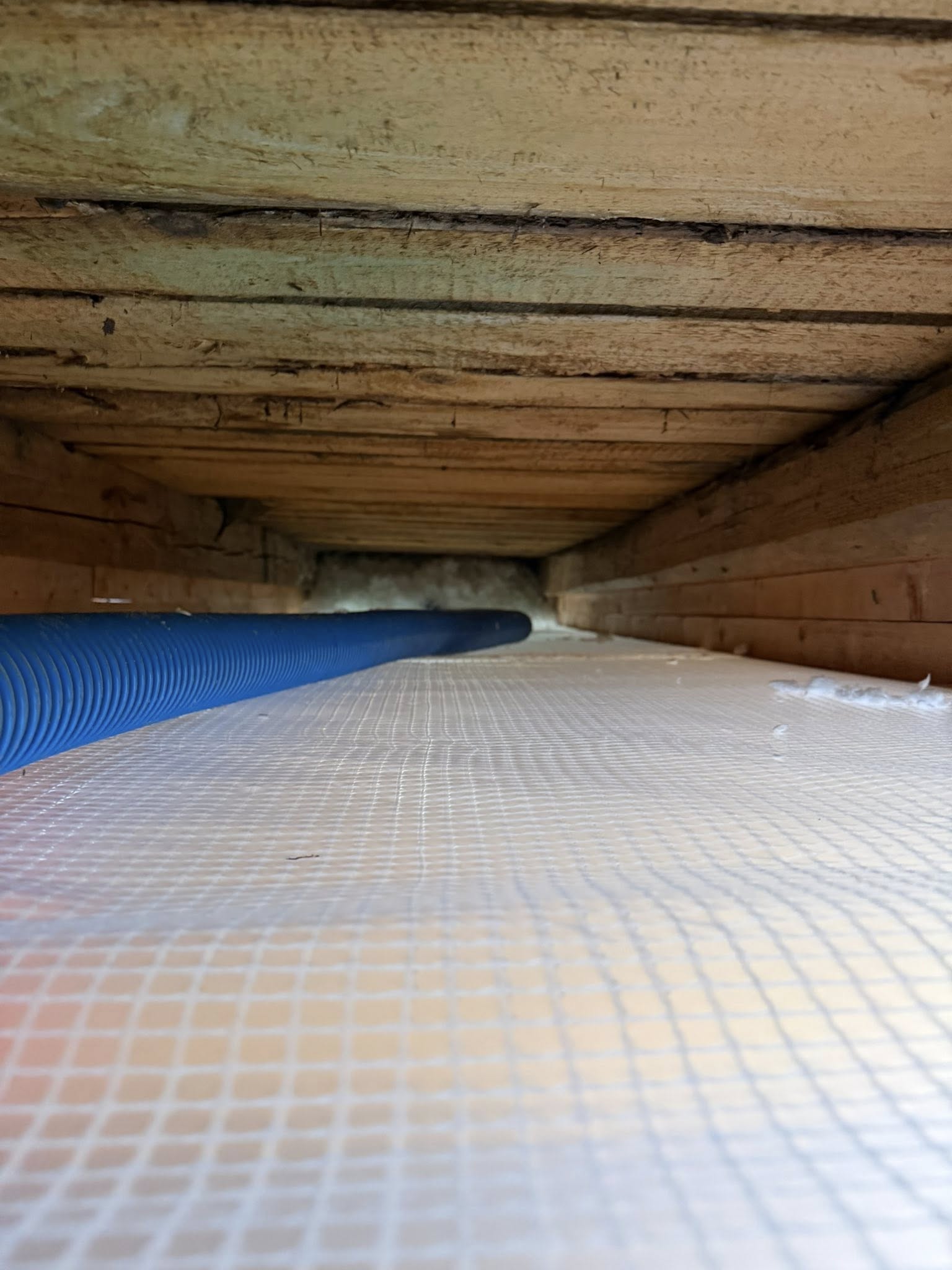 Foukaná izolace půdy – instalace parozábrany a celulózové izolace mezi krokve