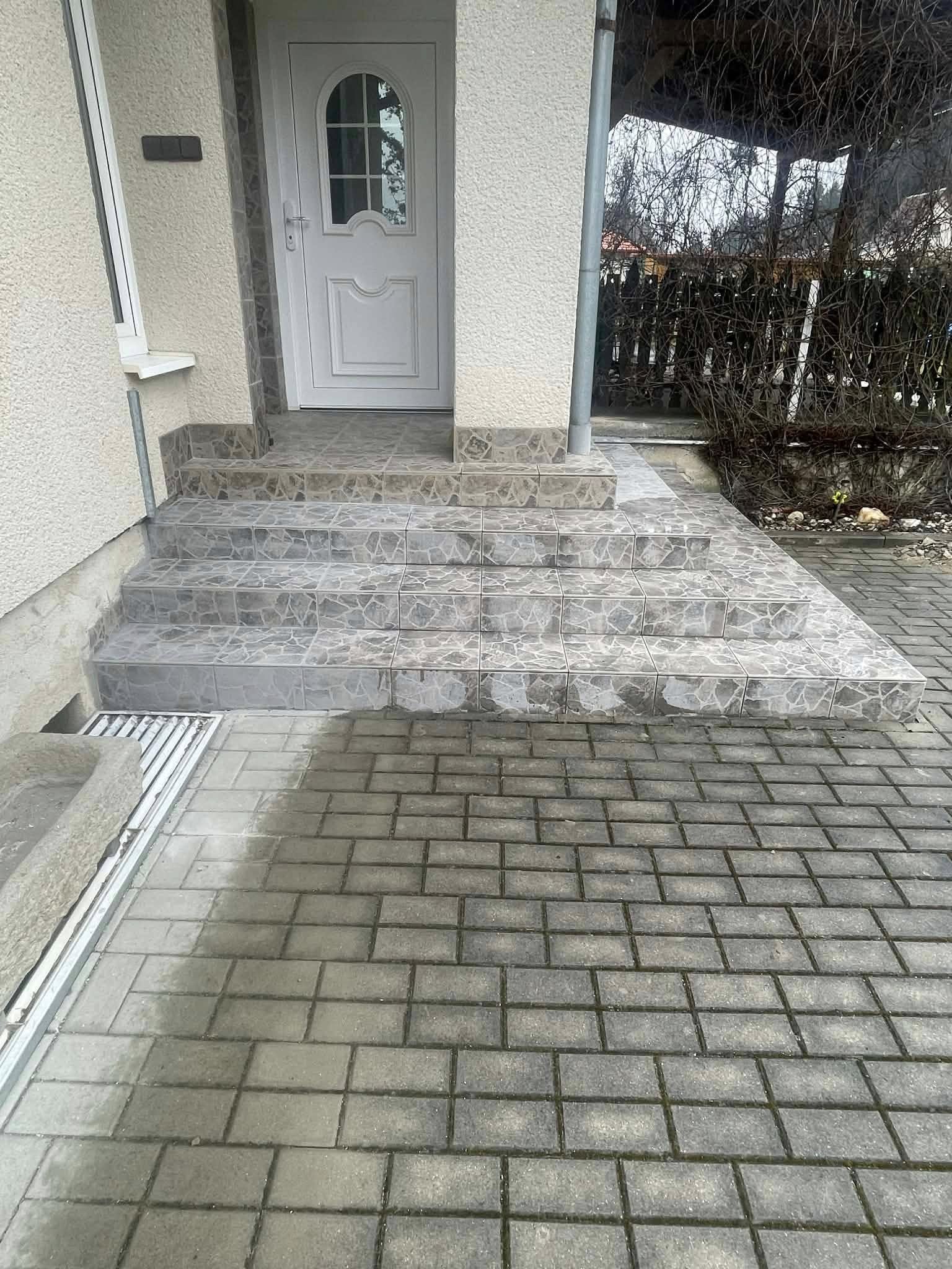 Vstupní schody rodinného domu po rekonstrukci – nová mrazuvzdorná dlažba a kamenné obložení